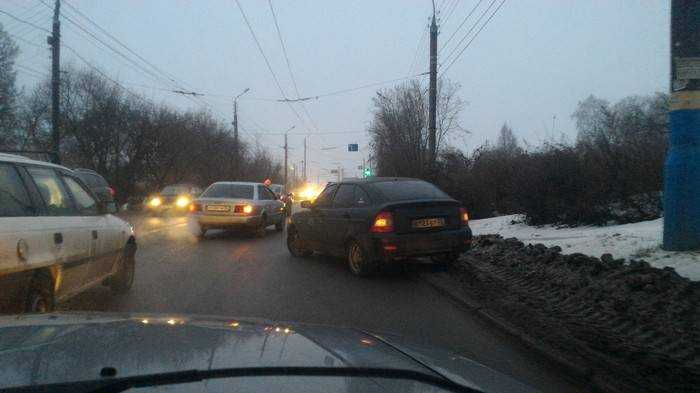 Авария в Брянске парализовала движение на Городищенском подъеме