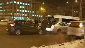 В Брянске на кольце  около «Полтинника» снова побились машины