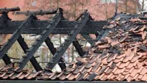 Прокуратура Брянска помогла хозяйке сгоревшего дома получить новое жильё