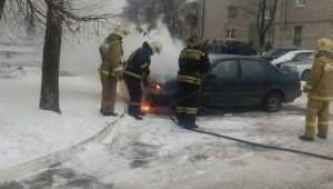 Опубликованы снимки вспыхнувшего в Брянске автомобиля