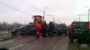 Движение в Брянске остановилось после столкновения пяти машин на мосту