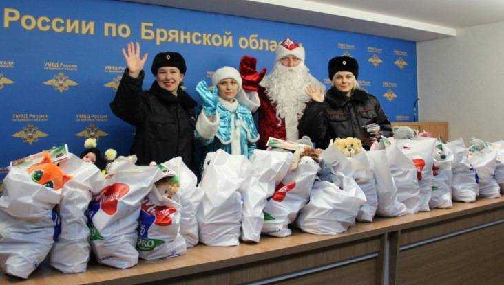 Брянских детей поздравил полицейский Дед Мороз