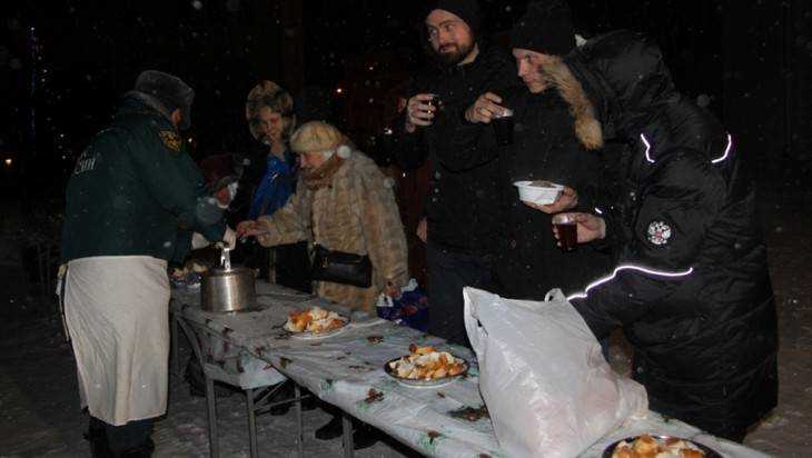 В Брянске ночью у собора прихожане подкрепились гречневой кашей и чаем