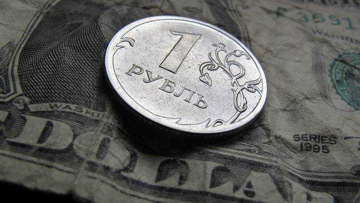 Курс рубля продолжил рост на биржах