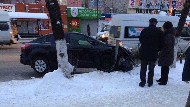 В Брянске около рынка водитель врезался в забор
