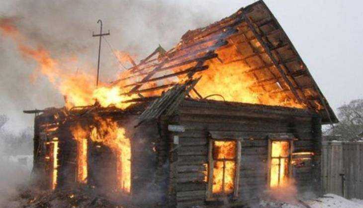В брянском городе загорелся дом – пострадал человек