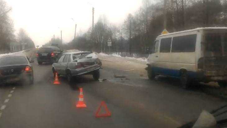 В Брянске у заправки столкнулись три автомобиля