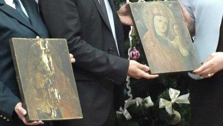 Таможенники передали брянскому музею старинные иконы