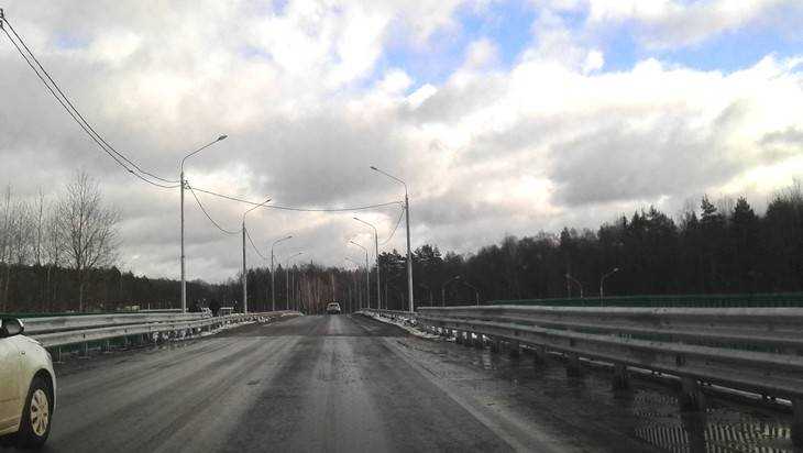 Обновленный мост под Брянском покрыли горячим асфальтобетоном