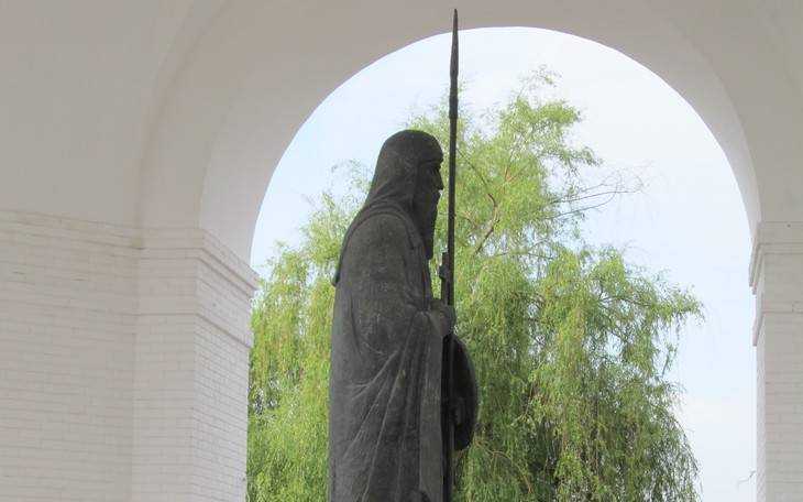 Памятник Пересвету около брянского собора стал загадкой