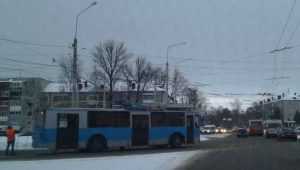 В центре Брянска обрыв линии парализовал движение троллейбусов