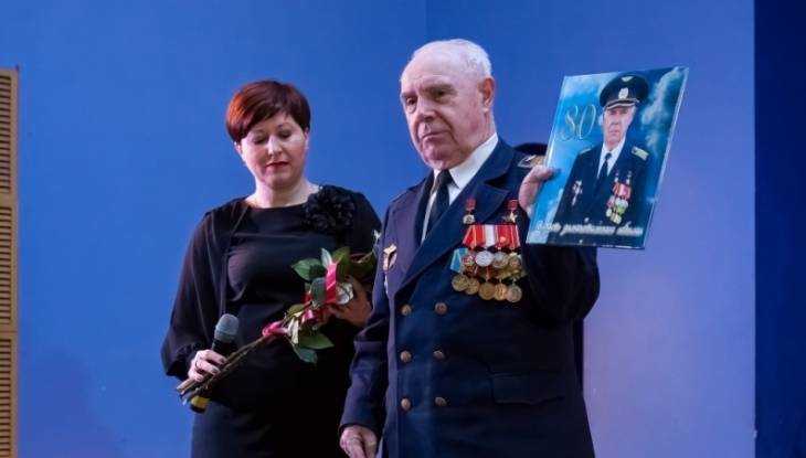 Брянские кадеты поздравили с 80-летием героя страны Ивана Кашина