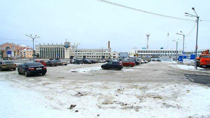 Губернатор раскритиковал парковку около вокзала Брянск-I
