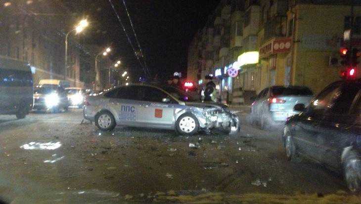 Полицейский автомобиль попал в серьезную аварию в центре Брянска