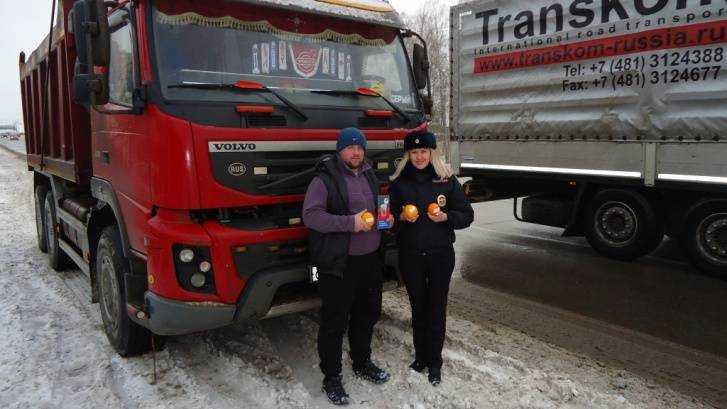 Водители получили апельсины за трезвость
