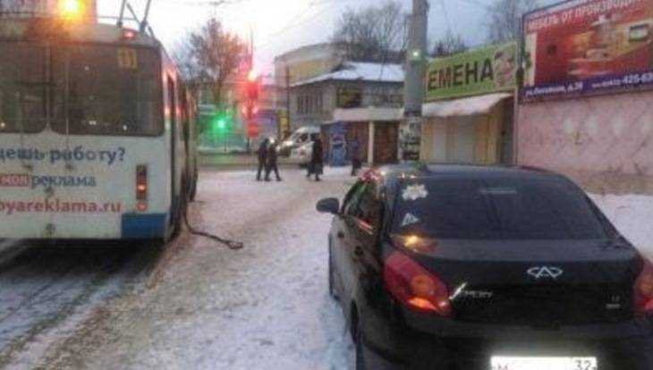 В Брянске столкнулись две иномарки и троллейбус