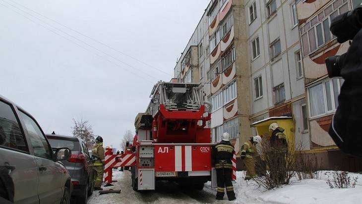 Брянским пожарным во дворах домов преградили путь