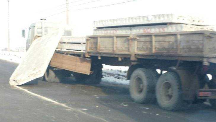 В Брянске грузовик потерял бетонные плиты на путепроводе