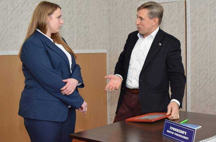 Брянский депутат Виктор Гринкевич поможет карачевцам с мебелью и книгой