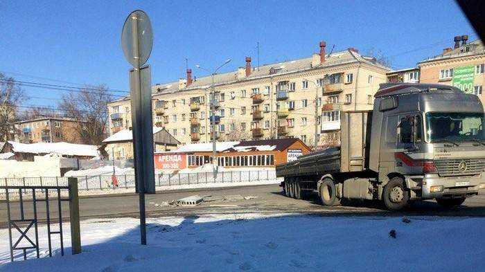 В Брянске на кольце грузовик потерял бетонную плиту