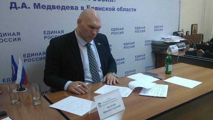 Николай Валуев провел прием граждан в Брянске