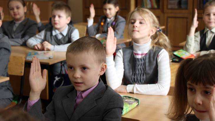 Медведев дал на брянские школы 593 миллиона