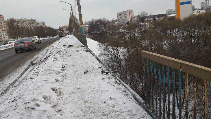 В Брянске с железнодорожного моста слетел и загорелся автомобиль