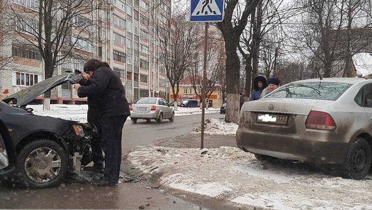 В Брянске после столкновения автомобиль вылетел на тротуар