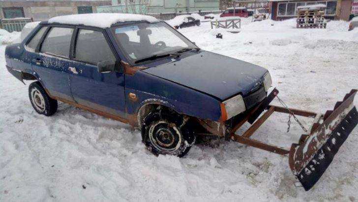 Автолюбитель придумал суровый способ уборки снега