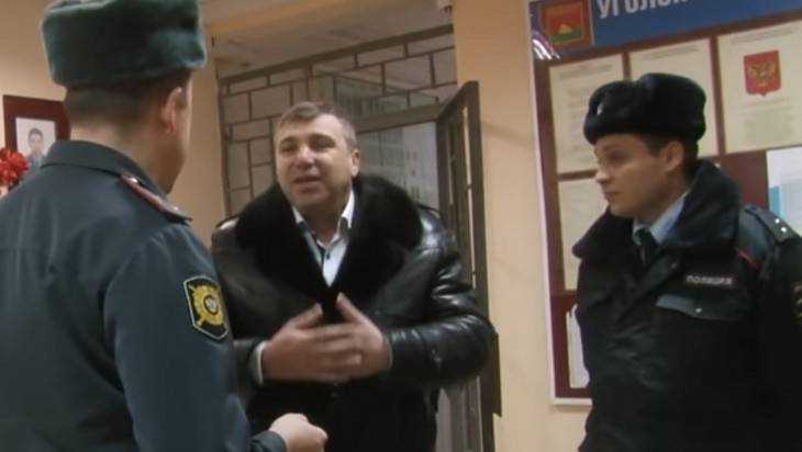 В сети опубликовали видео стычки адвоката Лунькова и брянской полиции