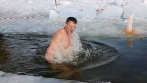Глава Фокинского района Брянска нырнул в ледяную воду за медалью