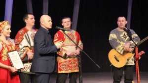 Ансамбль «Ватага» одарил брянцев песнями и получил подарок от губернатора