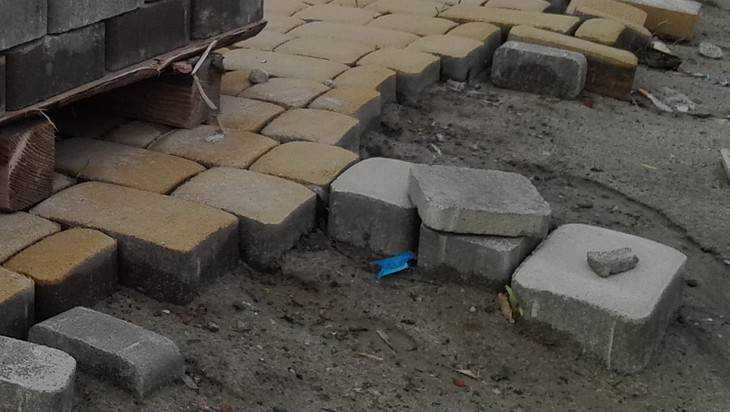 В Брянске на набережной провалилась тротуарная плитка