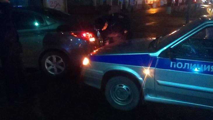 В Брянске автомобиль полиции протаранил легковушку