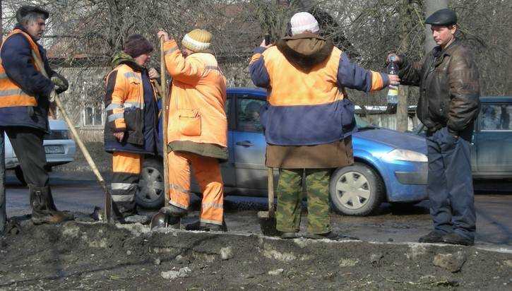 В Брянске начали неспешно чистить дороги