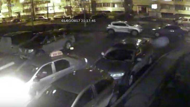 Появилось видео побега брянского таксиста после аварии