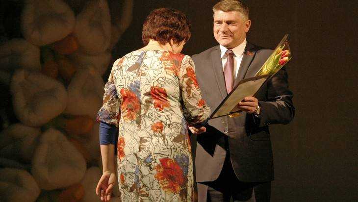 Юрий Гапеенко поздравил брянских железнодорожниц с Международным женским днём