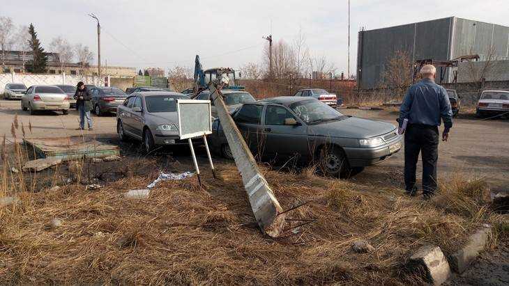 В Брянске столб рухнул на три автомобиля
