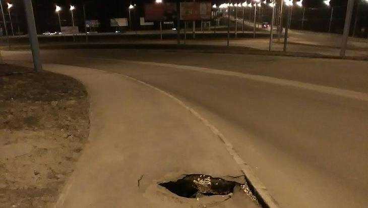 В Брянске провалился тротуар аврального качества