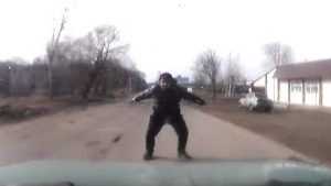 Опубликовано видео о бросавшемся под машину брянце
