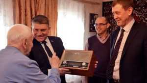 Юрий Гапеенко поздравил брянского ветерана с днём рождения