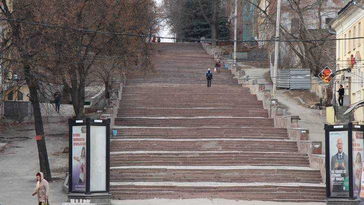 Потешным голосованием у Брянска отпилили часть лестницы на бульваре