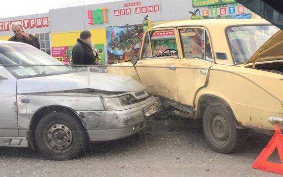 В Брянске пенсионер на древнем автомобиле учинил массовую аварию