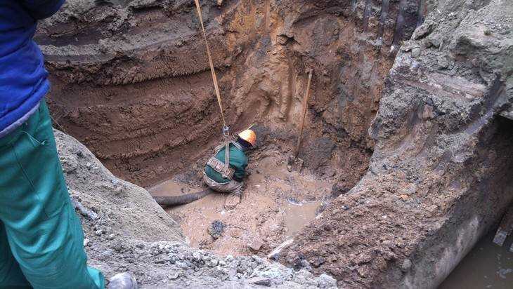 В Брянске изумленные ремонтники выкопали огромную шахту