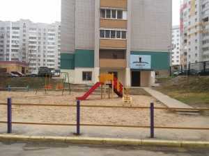 В Брянске к детской площадке пристроили пивной бар