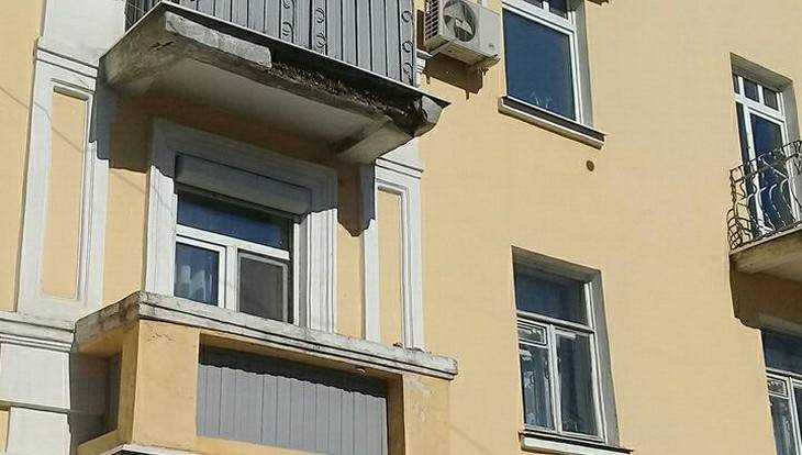 В Брянске на проспект Ленина упала часть балкона