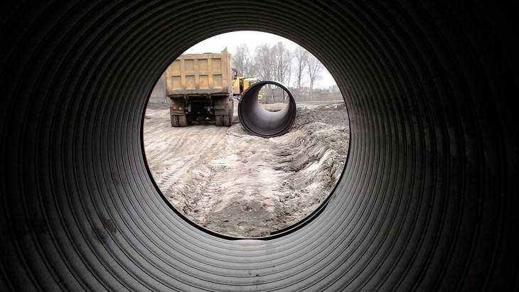 В Брянске вдоль строящейся дороги начали укладывать гигантский трубопровод