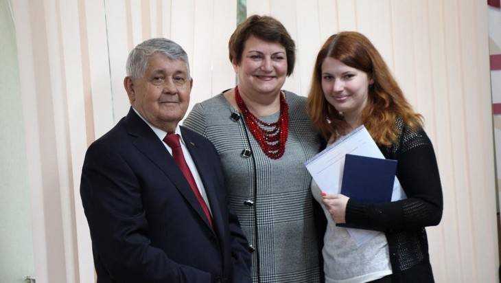 Бывший брянский губернатор Юрий Лодкин вручил дипломы студентам