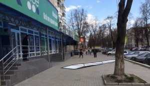В Брянске сорванная ветром вывеска кафе Subway рухнула на тротуар