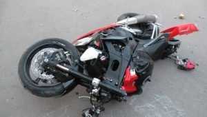 Брянский мотоциклист сломал палец, врезавшись в легковушку